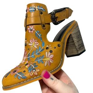 Women’s Floral Embroidery Detail Chunky Heeled Boots Buckle Boho FunkySize 7